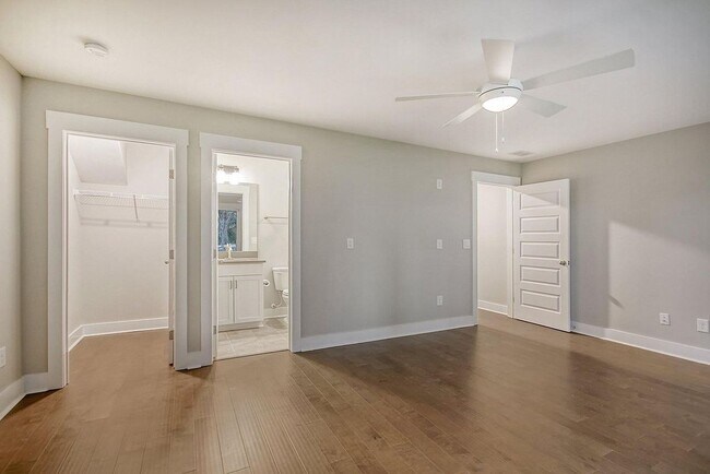 Building Photo - Available April 10th. Great 3 BR/3.5 BA Townhouse in Park Circle!