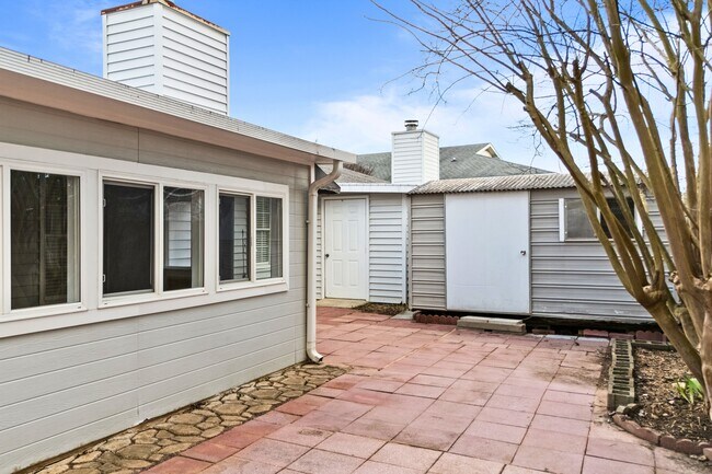 Building Photo - 2107 Hamilton Pl S