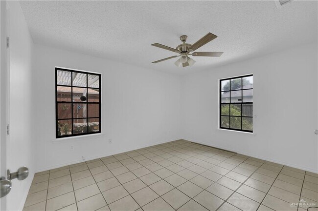 Building Photo - 13 Goldenrod Ave
