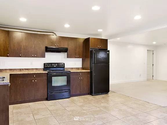 Building Photo - 3-Bedroom Apartment with Fenced Backyard N...