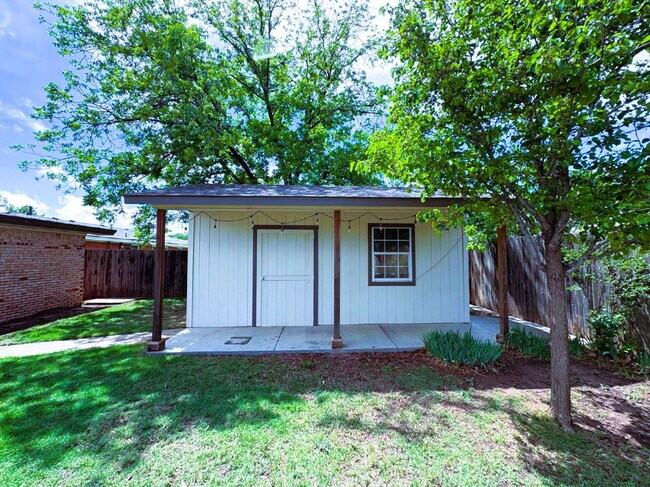 Building Photo - Stunning Three Bedroom Home Located Near R...