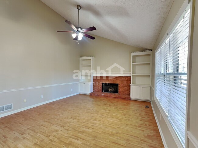 Building Photo - 700 Rosehill Ln