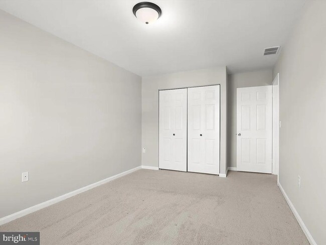 Building Photo - 9075 N Laurel Rd