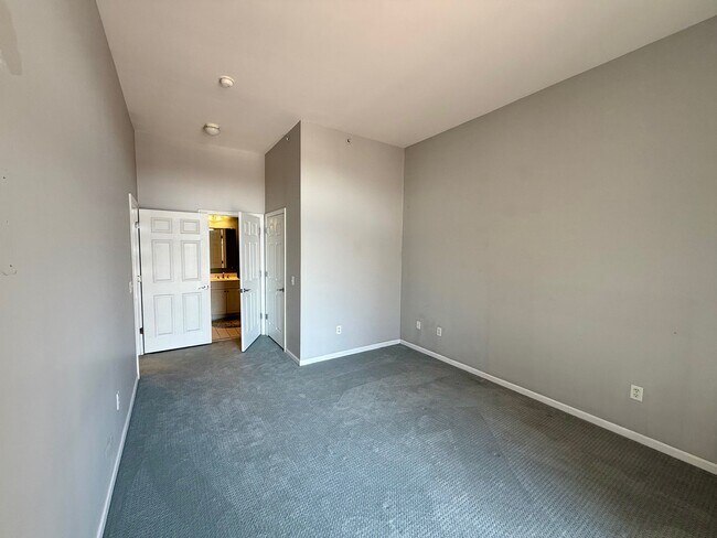 Building Photo - 850 E Main St