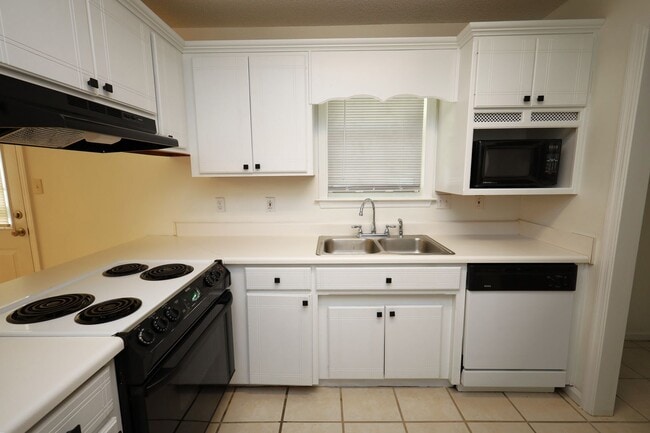 Building Photo - 4220 Wilshire Dr