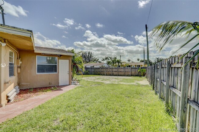 Building Photo - 4961 SW 17th St