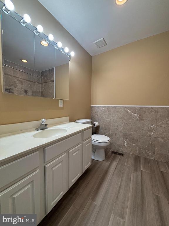 Building Photo - 1122 W Hamburg St