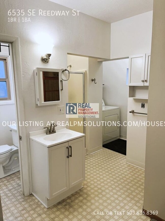 Building Photo - 6535 SE Reedway St
