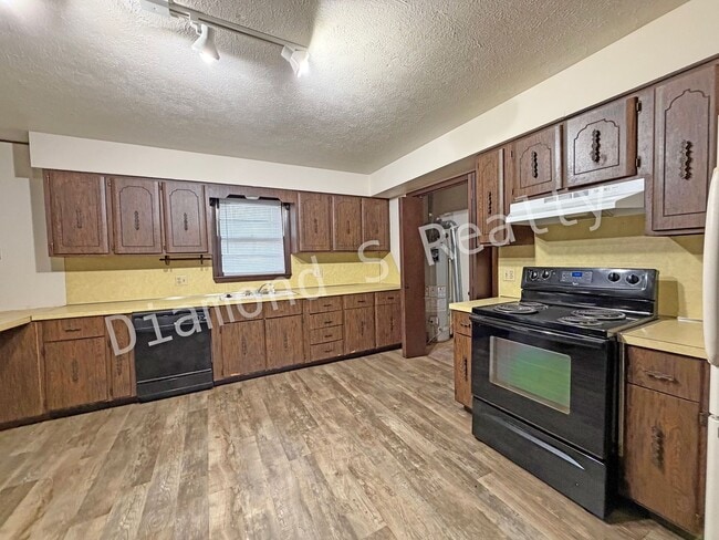 Building Photo - 3 Bedroom Home Located Near Sunset & Campbell