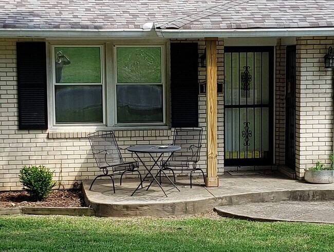 Building Photo - 1404 Winthorne Dr