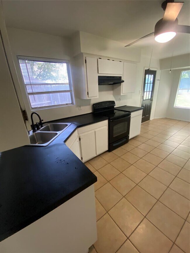 Building Photo - 1508 No Mor Cove