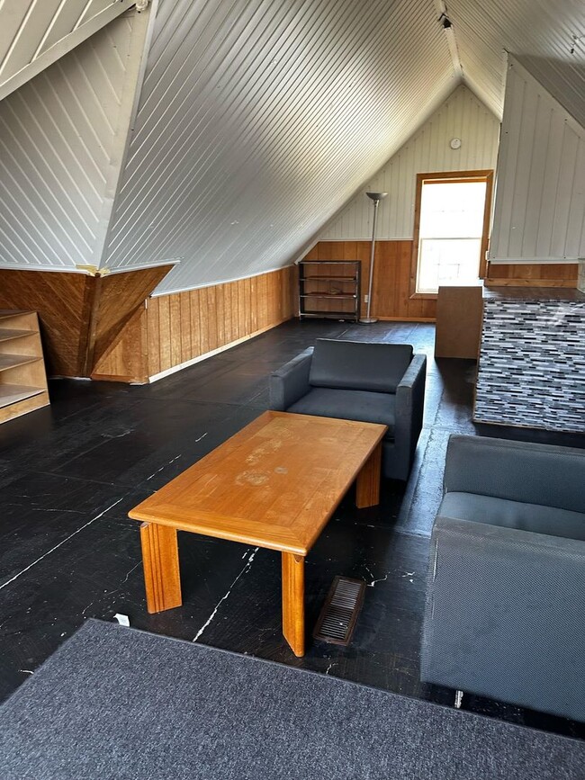 Building Photo - 3 bd, 1 ba house just north of downtown, w...