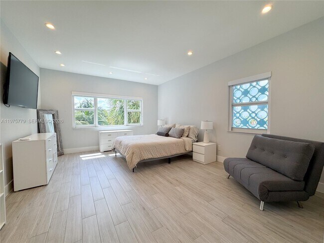 Building Photo - 4925 Collins Ave