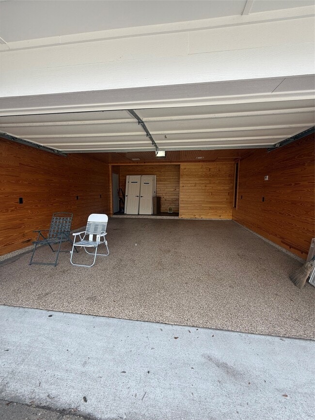 Building Photo - 902 Hidden Valley Dr