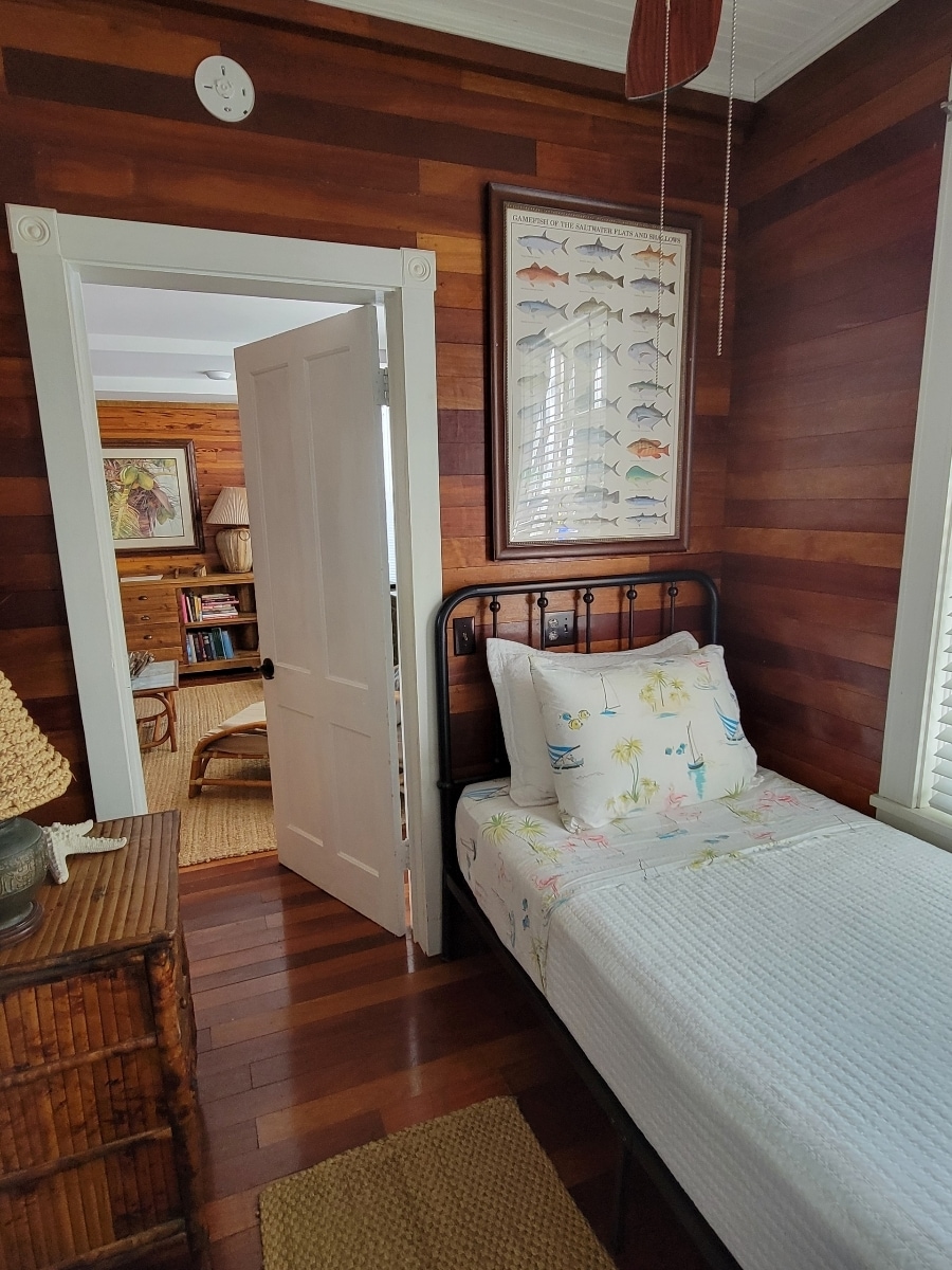 Guest rm / twin bed - 700 Amelia St