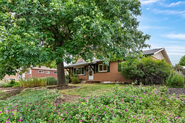 Building Photo - 571 S Taft St