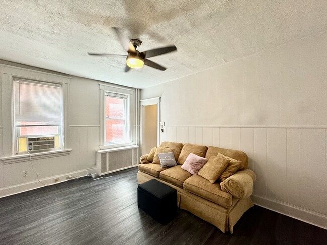 Building Photo - 5 bed/2 bath Mins. from UC Campus for Only...