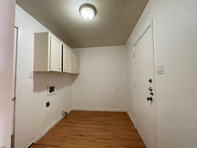 Building Photo - 7402 Geneva Dr