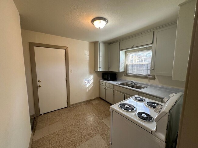 Building Photo - 1517/1519 Maple Drive