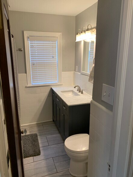 Building Photo - 706 E 71st Ter