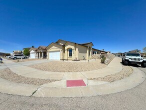 Building Photo - East El Paso 4 bed/ 2 Bath Refrig A/C Home