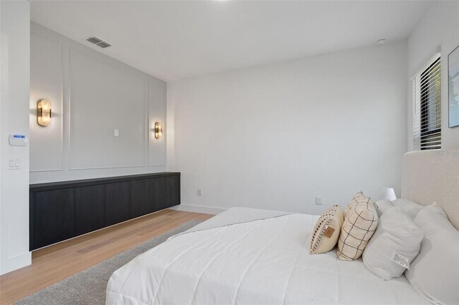 Building Photo - 6564 Lagoon St