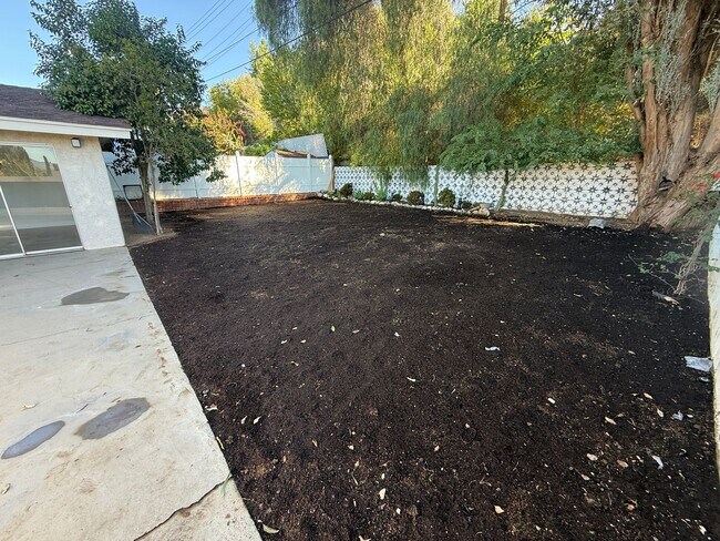 Building Photo - 3-Bedroom Home with Dog Run and Private Ya...