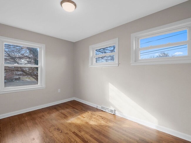 Building Photo - 4 Bedroom/ 2 Bath Home for Rent in NW Roanoke