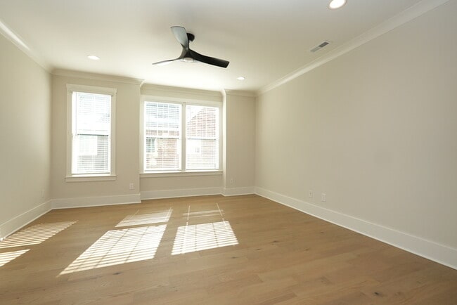 Building Photo - A beautiful home with 4 beds and 3 bath in...