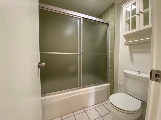 Building Photo - Lovely 2 Bedroom, 2 Bathroom Condo!