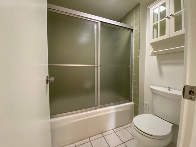 Building Photo - Lovely 2Bedroom, 2 Bathroom Condo!