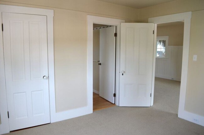 Building Photo - Charming & Bright Unit in Sausalito Banana Belt!