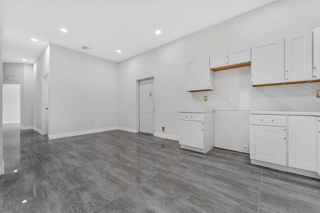 Building Photo - 5250 SW 18th St