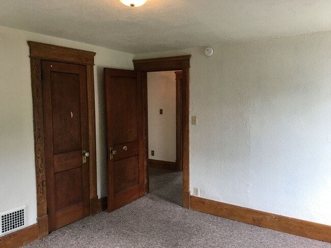Building Photo - Awesome 3 BR 1 Bath Home with off street p...