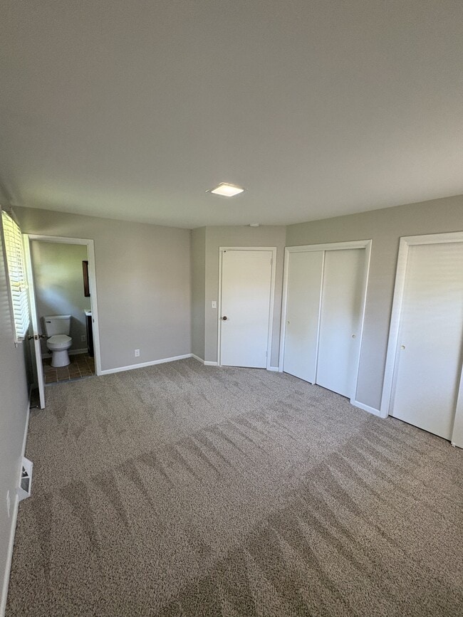 Building Photo - 529 Des Moines Dr