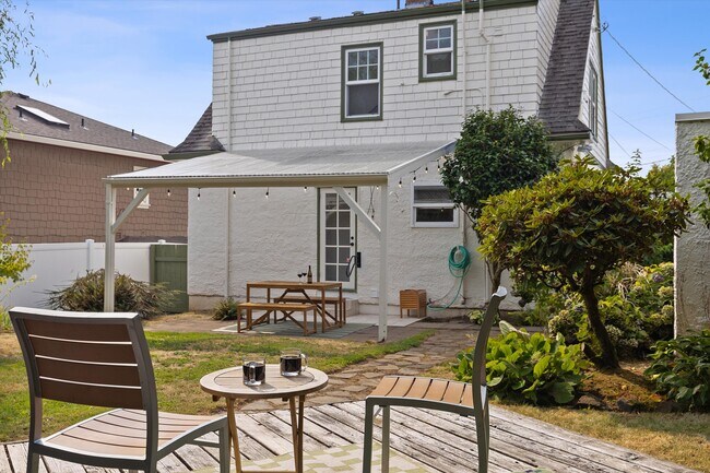 Building Photo - 7227 SE Hawthorne Blvd