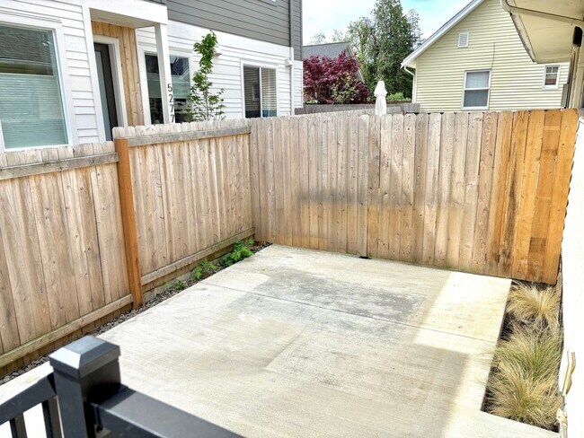 Building Photo - KLEEK03