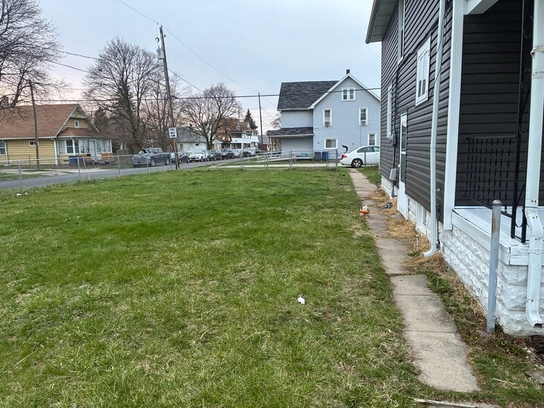 Building Photo - 1305 Mott Ave