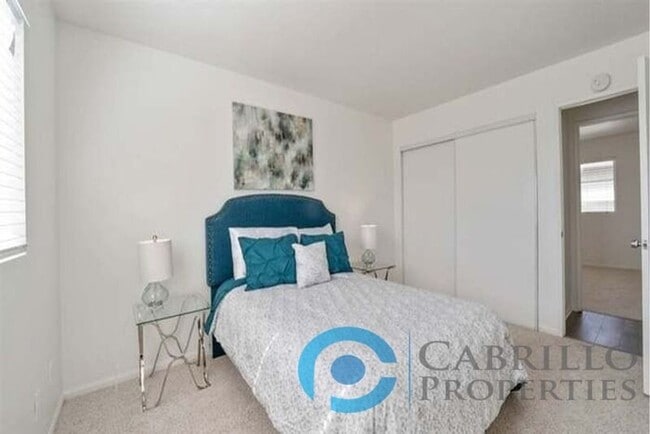 Building Photo - 4523 Winona Ave