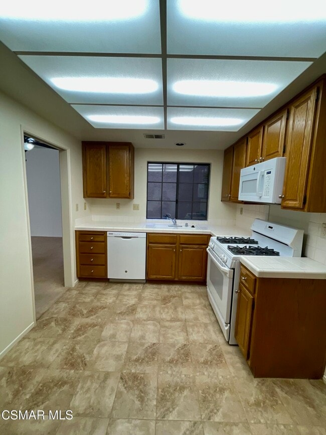 Building Photo - 270 Country Club Dr