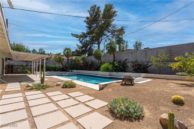 Building Photo - 1404 Campbell Dr