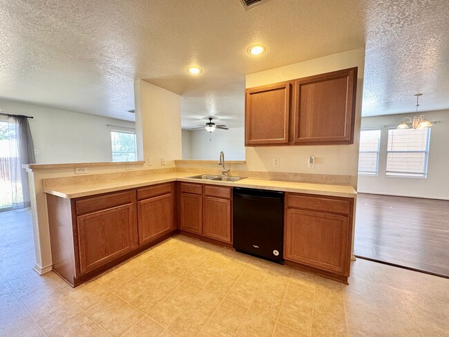 Building Photo - *COMING SOON* MOVE IN SPECIAL Beautifully Designed Two-Story Home with Loft and Garden Tub!