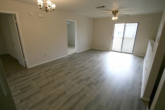 Building Photo - 1102 Spring Loop