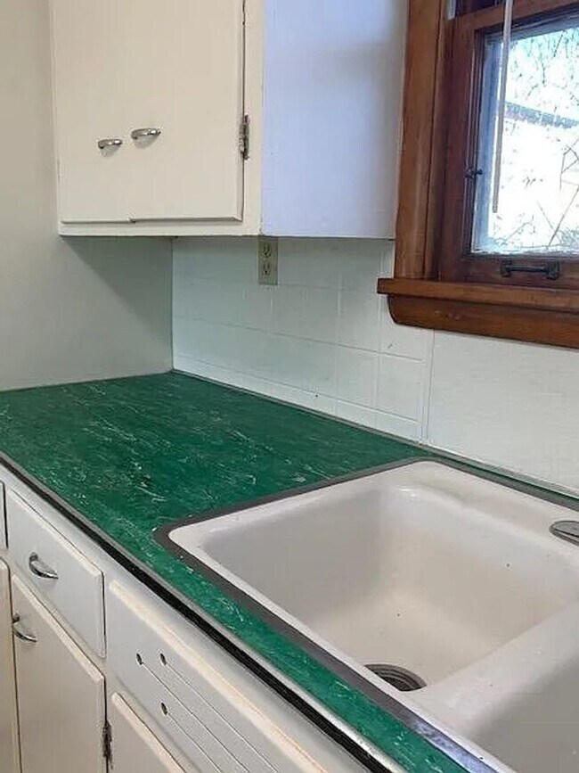 Building Photo - 1 Bedroom Apartment Available Now!
