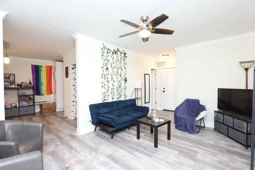 Building Photo - 3839 N Greenview Ave