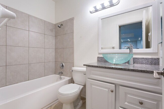 Building Photo - Corner condo in the highly desirable River Colony community!