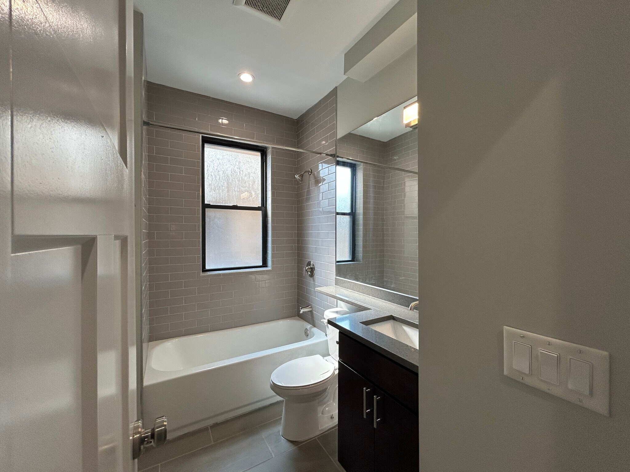 Building Photo - 1000 Crain St