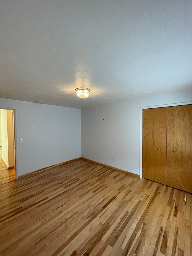 Building Photo - Large 4 Bed/ 2 Full Bath Home in the Gilha...
