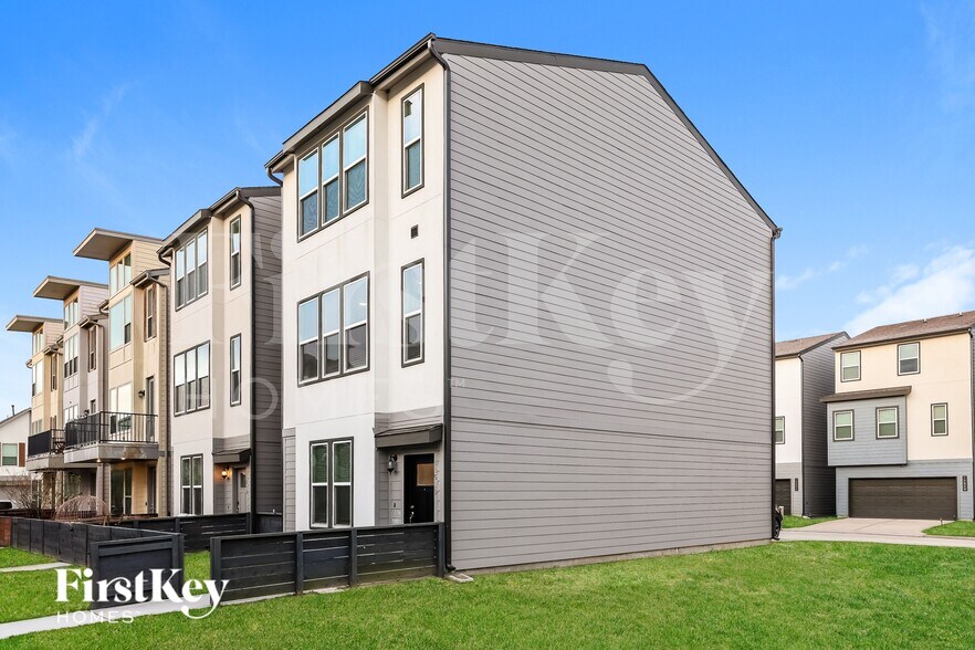 Building Photo - 18519 Centro Row