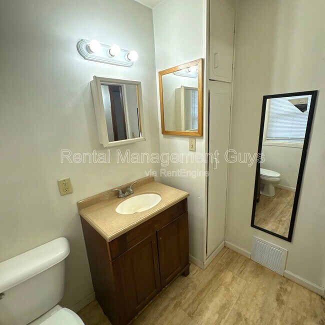 Building Photo - 3955 N Girard Ave